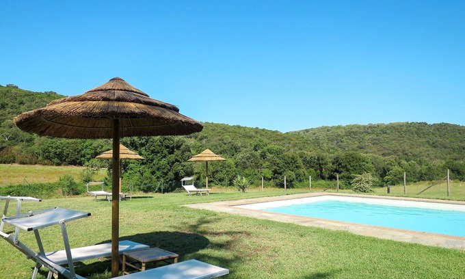 Montorsaio House | Beautiful apartment in villa for 2 guests with WIFI, pool, TV, patio and parking