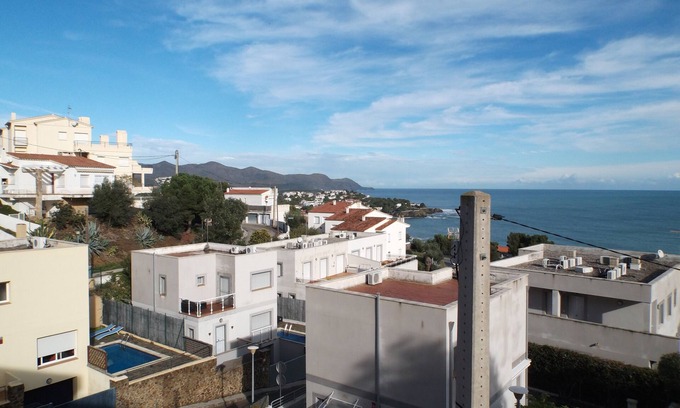 Llanca Apartment | BEAUTIFUL APARTMENT ANY COMFORT, VIEWS OF THE SEA AND MOUNTAIN, POOL