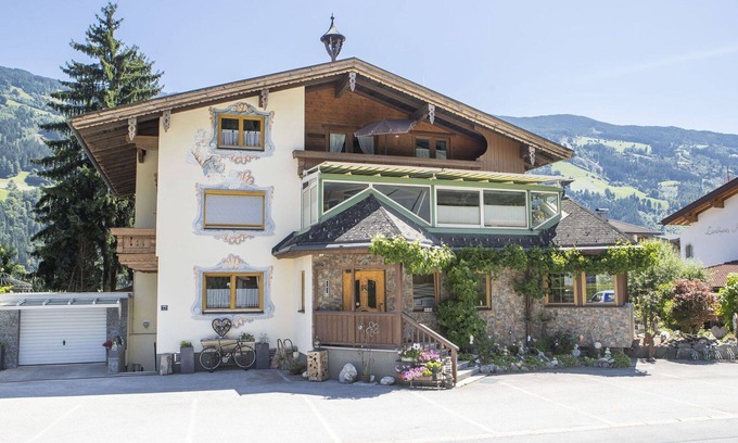 Aschau Im Zillertal Apartment | Beautiful apartment for 6 guests with WIFI, TV, balcony, pets allowed and parking