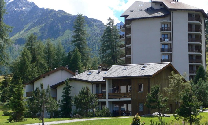 Nendaz Apartment | Beautiful apartment for 8 guests with WIFI, TV and terrace