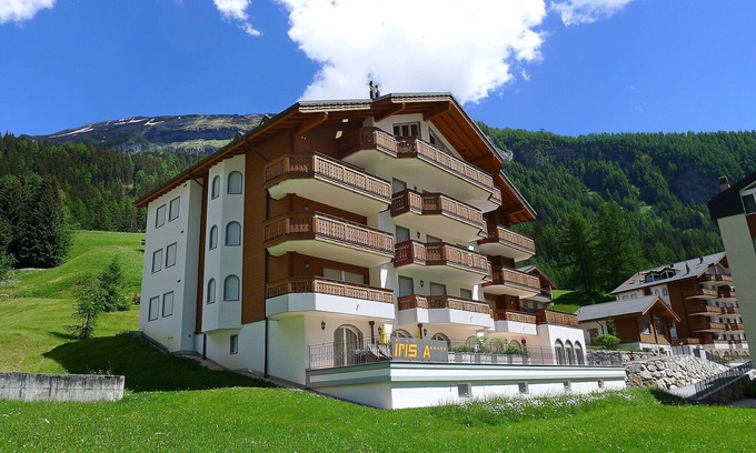 Leukerbad Apartment | Beautiful apartment for 7 people with WIFI, hot tub, TV, balcony and parking