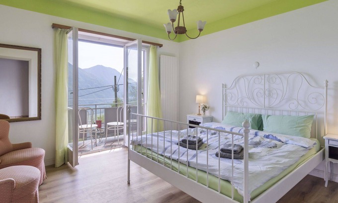 Riazzino Apartment | Beautiful apartment for 8 people with WIFI, patio, pets allowed, panoramic view and parking