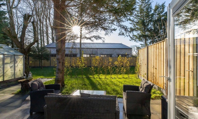 Wolphaartsdijk Apartment | Beautiful apartment for 2 guests with WIFI, hot tub, TV, terrace, pets allowed and parking