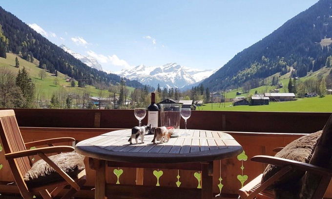 Gstaad Apartment | Beautiful apartment for 4 guests with WIFI, TV and balcony