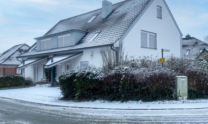 Norddeich Apartment | Beautiful apartment for 4 people with WIFI, TV, balcony, pets allowed and parking