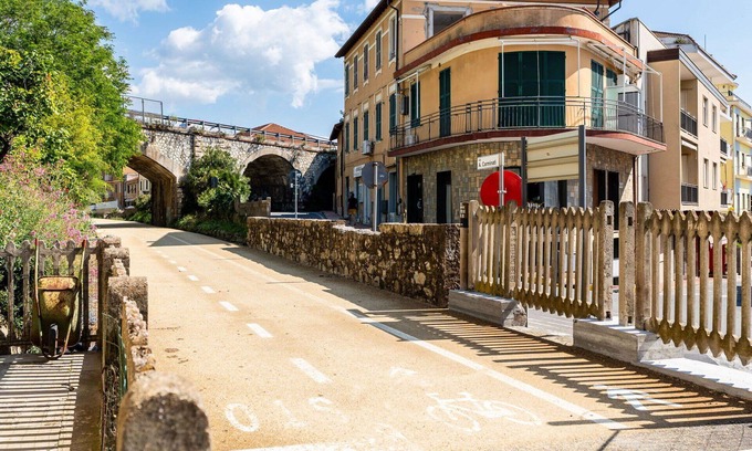 Marina di Andora Apartment | Beautiful apartment for 4 people with WIFI, A/C, TV, balcony and pets allowed
