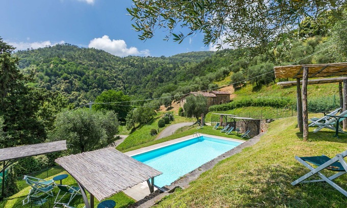 Pescia Apartment | Beautiful apartment for 4 people with WIFI, pool, TV, patio and pets allowed
