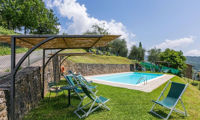 Pescia Apartment | Beautiful apartment for 6 guests with WIFI, pool, TV, patio, pets allowed and parking