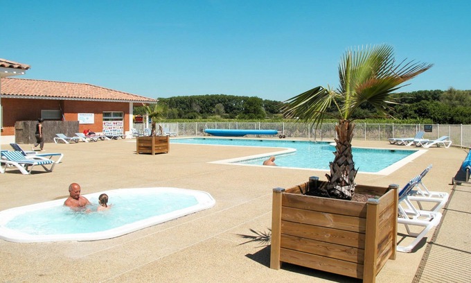 Colombiers House | Beautiful apartment in villa for 6 guests with WIFI, pool, TV, terrace, pets allowed and parking