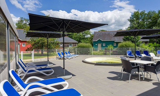 Saumur House | Beautiful apartment in villa for 6 people with pool, internet, TV, terrace, pets allowed and par.