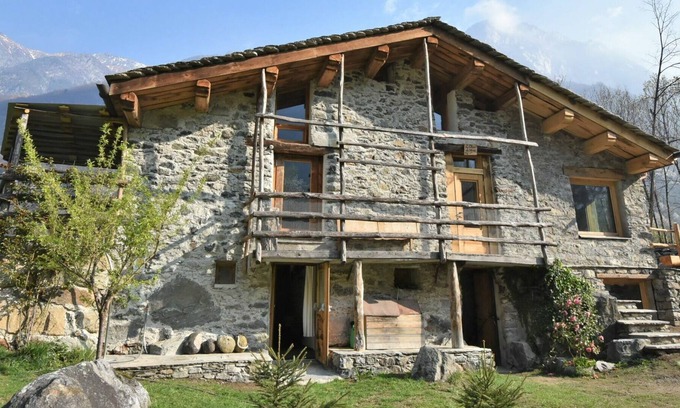 Piuro House | Beautiful apartment in villa for 3 guests with terrace, pets allowed and parking