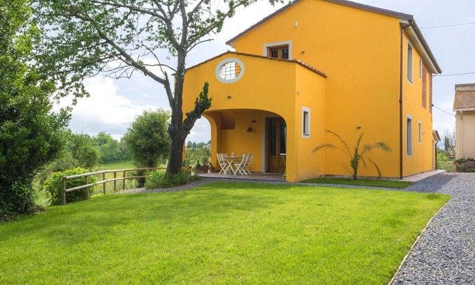 Fucecchio Villa | Beautiful apartment in villa for 4 people with A/C, WIFI, pool and pets allowed