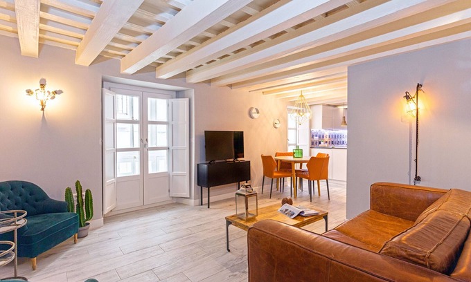 Old Town Apartment | Beautiful apartment with balcony in city center. Plaza España II