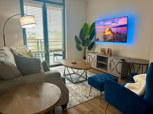 Shirlington Apartment | Beautiful Arlington Apartment with Pool & Parking!