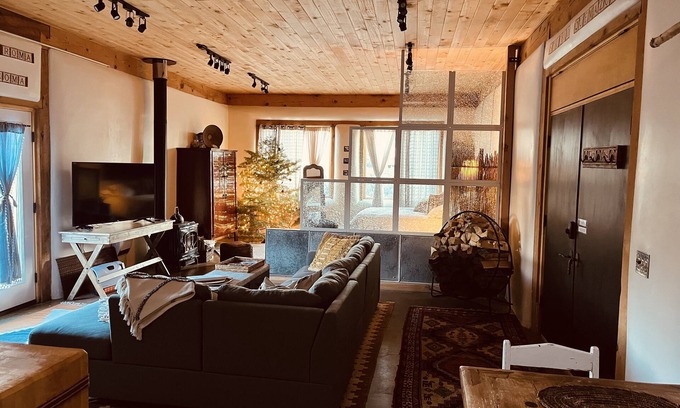 Ranchos De Taos Apartment | Beautiful artist getaway with mountain views