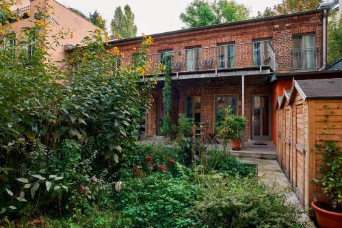 Pankow Apartment | Beautiful Backyard Remise