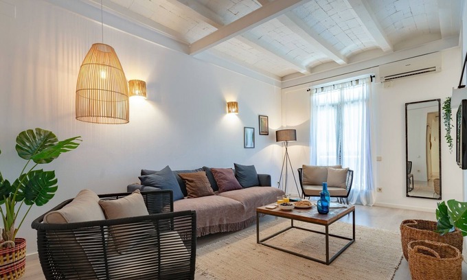 Hostafrancs Apartment | Beautiful balconies in Plaza España
