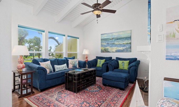 Aransas County Condo | Beautiful Bay View Condo | Cozy Interior + Pool & Bay Access!