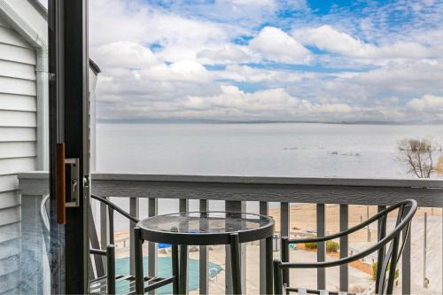 Acme Apartment | Beautiful Bay View Couples Retreat at The Shores 5586