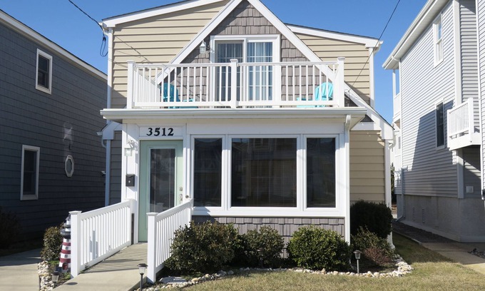 South End House | Beautiful Beach Cottage, Sleeps 8, Steps to the Beach and Playground
