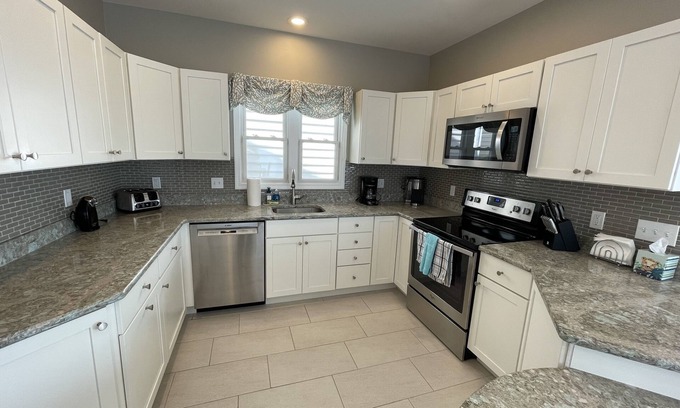 North End House | Beautiful Beach Front - 3 BR 3 Bath