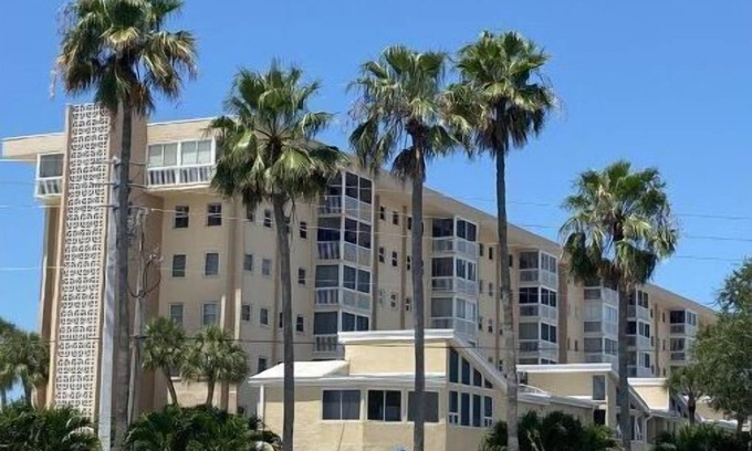 Venice Condo | Beautiful beachfront condo, completely renovated, steps from the beach!