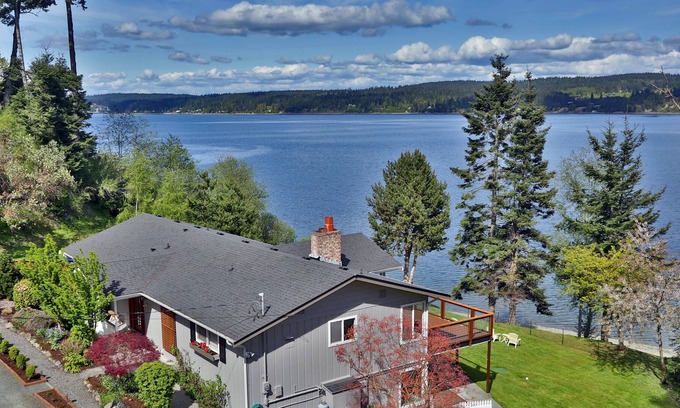 Adelma Beach House | Beautiful Beachfront Home in Freeland!