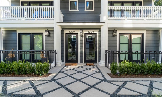 Kessler House | Beautiful Bishop Arts Townhouses: Sleeps up to 16 people!