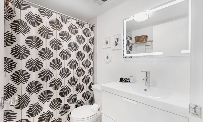 Toronto Entertainment District Condo | Beautiful bright 2 bedroom fully furnished condo located in the heart of Toronto