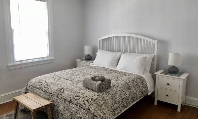 Rittenhouse Row Apartment | Beautiful bright four bedrooms in Rittenhouse Square above cafe