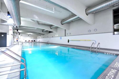Crosstown Apartment | Beautiful Bright Modern Condo with Water view and AC in DT Vancouver 2BR,3BD,2BT sleeps 6 guests Free parking Netflix Included