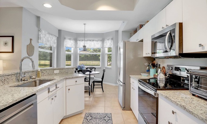 Naples Condo | Beautiful, bright & sunny! Cypress Woods Golf, Pickleball, Tennis & more!