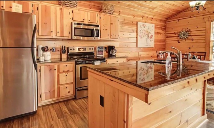 White Oak Lodge Cabin | 💖 Beautiful Cabin ✨1 King Bed 🌞 Private Hot Tub ⛲ Fireplace 🔥 Easy flat road
