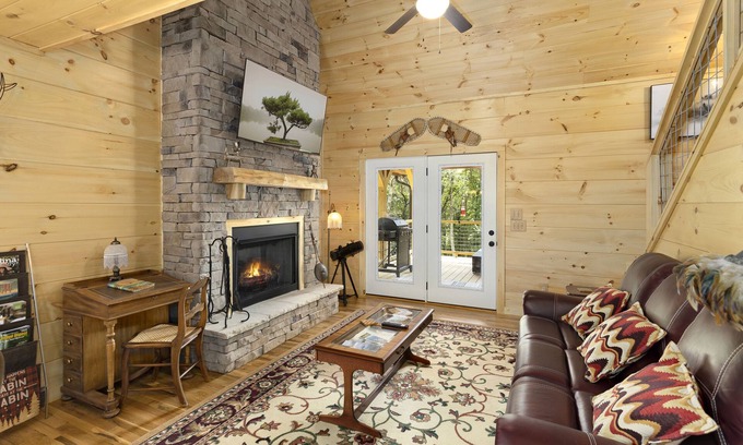 Fleetwood Cabin | Beautiful Cabin in Peaceful Scenery