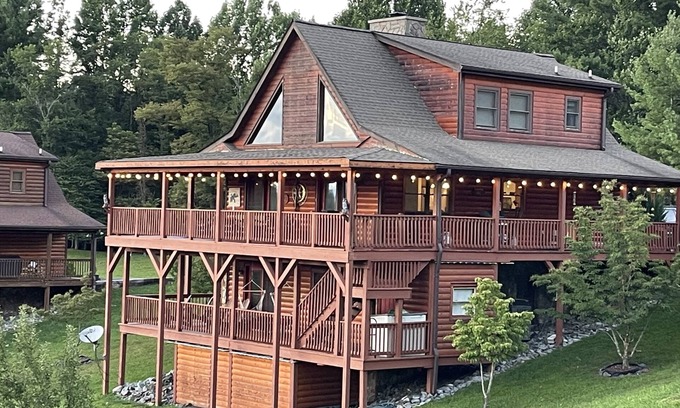 Piney Creek Cabin | Beautiful Cabin with Mountain Views and Access to the New River!