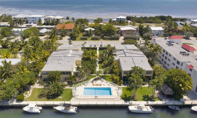 Marathon House | Beautiful canal front townhouse w/paradise feel, 3 blocks from Sombrero Beach