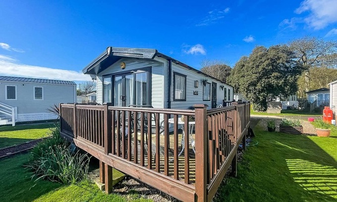 Corton House | Beautiful caravan for hire with a partial sea view in Suffolk ref 32042AZ