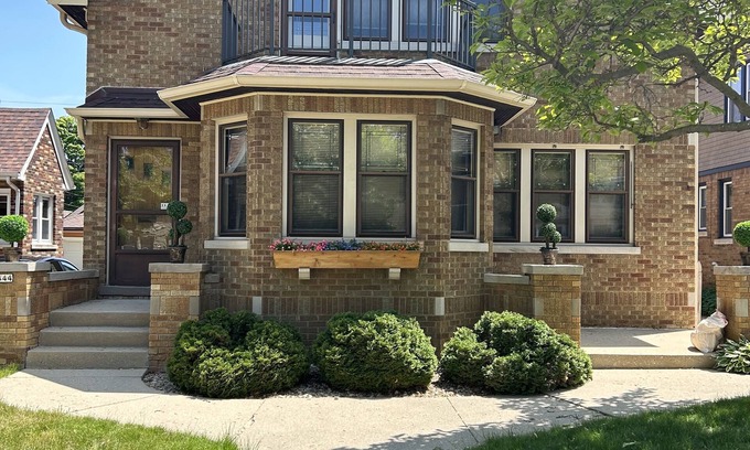 Wauwatosa Apartment | Beautiful, Charming Wauwatosa Lower