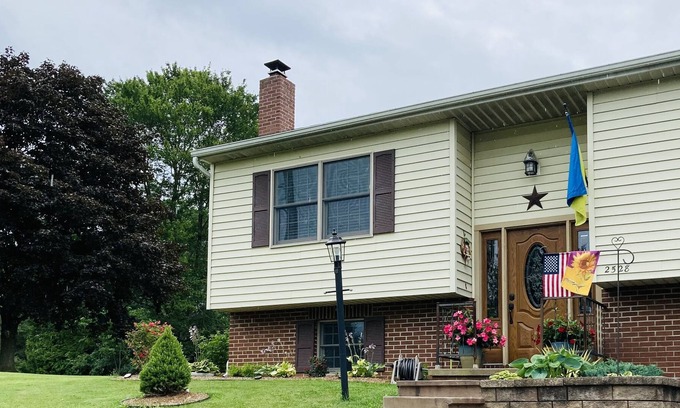 Lemont House | Beautiful & clean home, finished basement - 6 minutes away from Beaver Stadium