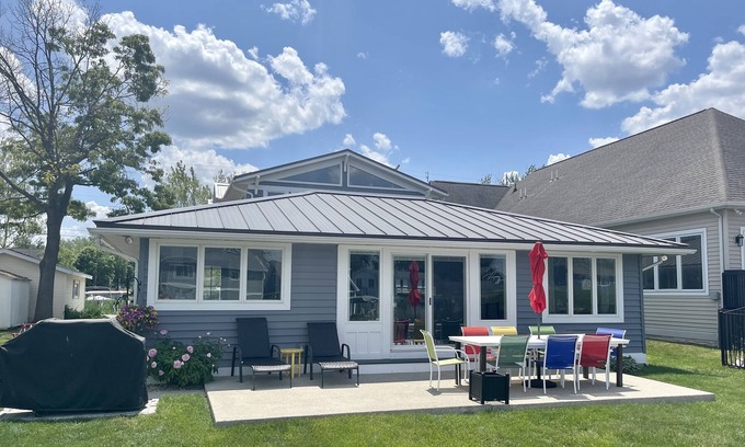 Syracuse House | Beautiful/clean house with lake view close to Wawasee Sandbar, Kayaks & Firepit