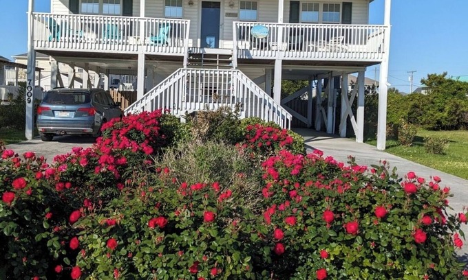Surf City House | Beautiful, clean "Topsail" Author Home, 1½ Blocks to Beach, Fenced Yard for Pets