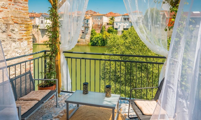 Villeneuve-sur-Lot House | Beautiful cottage full of character with jacuzzi and panoramic views of the river Lot.