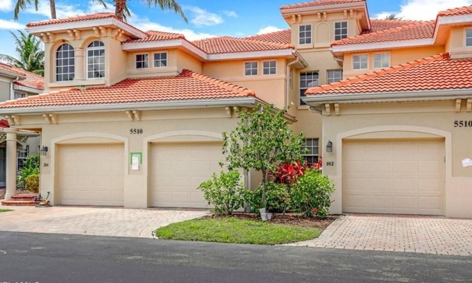 Cape Harbour Condo | Beautiful Coach Home at Cape Harbour - A Yachting Community