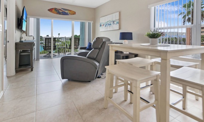 Madeira Beach Condo | Beautiful Condo Great for Family and Friends - Beach Access - Steps from Condo.