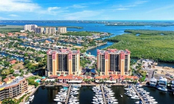 Cape Harbour Condo | Beautiful condo In desirable location