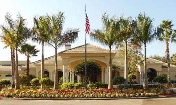 Naples Condo | Beautiful Condo In Gated Golf Community Overlooking 17th Green And Lake