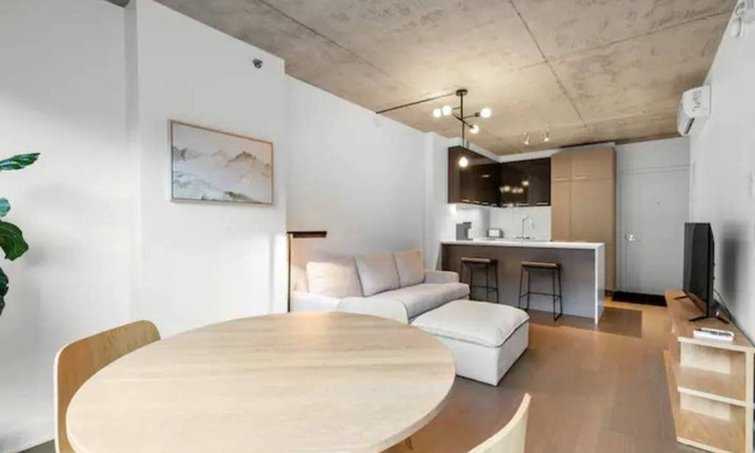Cite Multimedia Apartment | Beautiful Condo in Griffintown