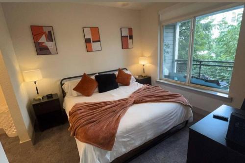Downtown San Antonio Apartment | Beautiful Condo on Riverwalk King Suite w Free Parking Pet Friendly Centrally Located on the Riverwalk