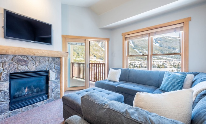 East Village at Copper Condo | Beautiful condo, just steps from Super Bee, Vaulted Ceilings! Free WiFi