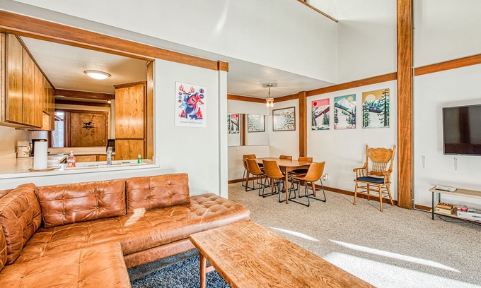 Lakeshore Condo | Beautiful Condo with Shared Pool, Hot Tub, & Free WiFi